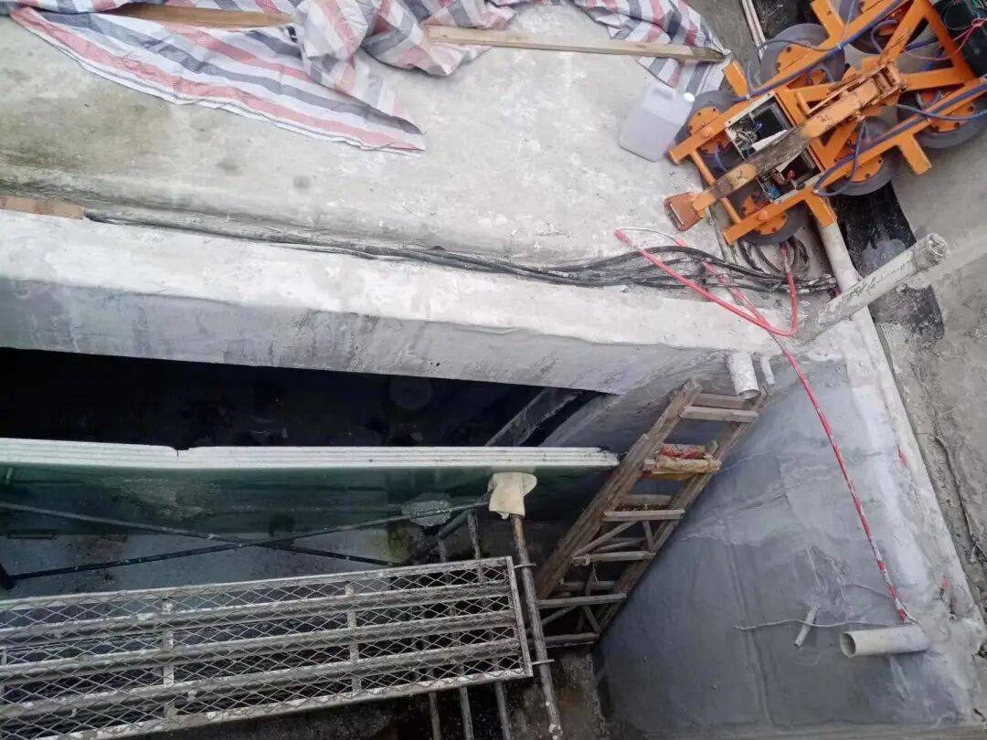 裝修工安裝1500斤玻璃時被壓身亡，多方回應→