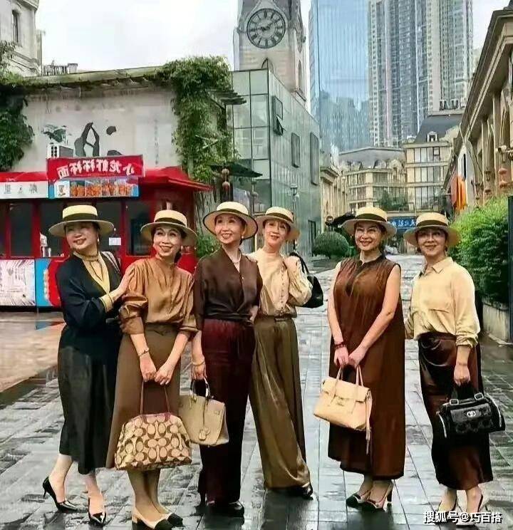 原創50+女性冬季穿搭別跟風！簡單基礎永遠是王道，穿得太花會變土