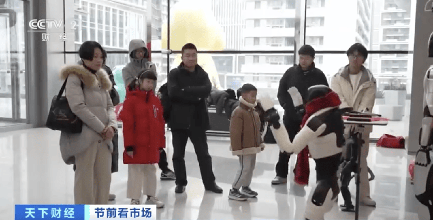 機器人“入職”商場當導購！科技點亮新春購物體驗