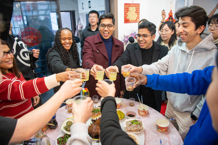 “在這裡感受到家的溫暖”，超50位留學生在漕涇水庫村“沉浸式”過大年